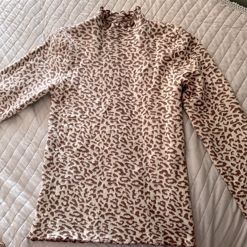 Long sleeve sweater, light brown cheetah print